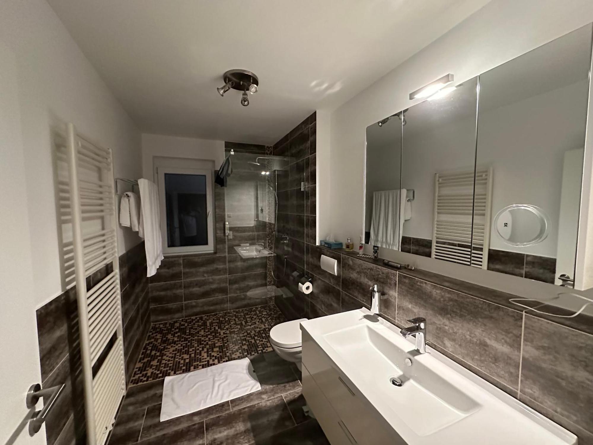 2-Zimmer-Ferienwohnung Mit Hotelservice Und 2 Balkons - Golf, Bike Und Wellness Im Markgraeflerland Bad Bellingen Exterior photo